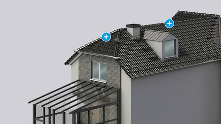 Een grijs huis met een zwart pannendak, twee dakkapellen en een overdekte entree van glas en metaal.