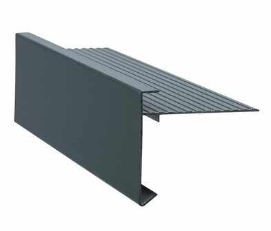 Grijze metalen strip met een geribbelde bovenkant en een open uiteinde, geschikt voor constructiedoeleinden.