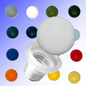 Witte bal met een matte textuur, omringd door kleurrijke, glanzende knoppen in verschillende tinten.