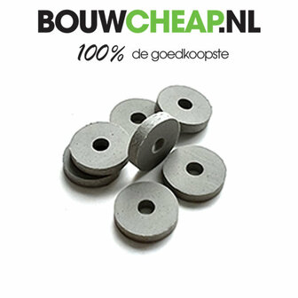 Een stapel ronde, grijze betonringen met een centrale opening in het midden.