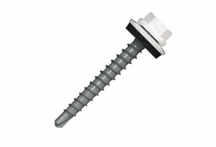 Een grijze schroef met een scherpe punt, gewelfde kop en een fraaie schroefdraad in de schacht.