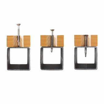 Drie metalen klemmen met een houten blok en schroef in het midden, met een rechthoekige vorm en stevig ontwerp.