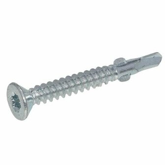 Een zilverkleurige schroef met een verzonken kop en een gekruist sleufje, voorzien van schroefdraad langs de schacht.