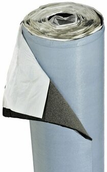 Een rol van grijs-blauw isolatiemateriaal met een witte bovenlaag en een zwarte onderkant, zorgvuldig opgerold.