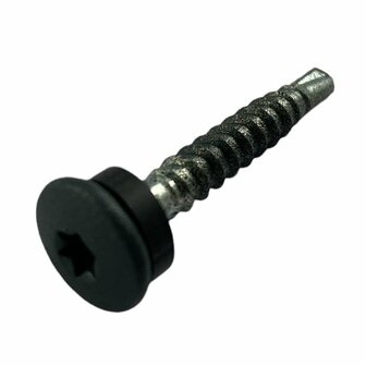 Zwarte schroef met een verzonken kop en gescoorde schroefdraad van staal, met een verchroomde afwerking.