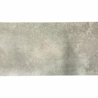 Grote, vlakke betonplaat met een lichte grijstint en een fijne, ruwe textuur.