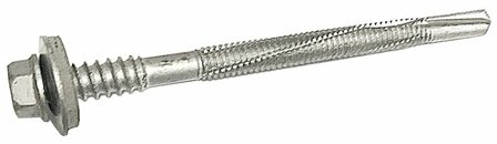 Glanzende metalen schroef met een zeshoekige kop en een schroefdraad, gelegen op een witte achtergrond.