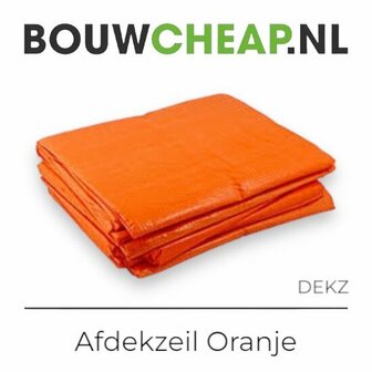 Een stapel oranje afdekzeilen, netjes opgevouwen, op een witte achtergrond met de tekst &#039;BOUWCHEAP.NL&#039;.