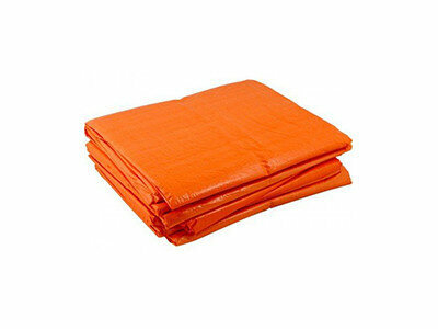Heldere oranje zeildoeken, gestapeld en gemaakt van stevig, waterdicht materiaal.