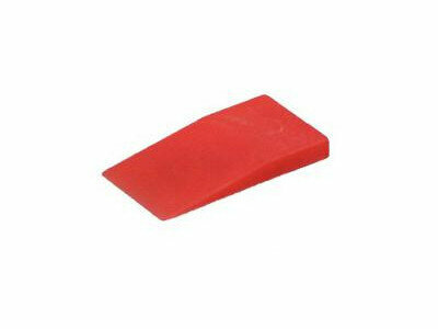 Heldere rode kunststof spatel met een schuine, platte bovenkant. Geschikt voor het gladstrijken en combineren van materialen.