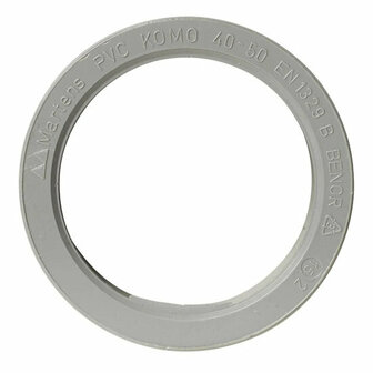 Grijze PVC ring met een diameter van 40-50 mm en tekst in reli&euml;f rondom.