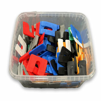 Een doorzichtige bak gevuld met kleurrijke plastic clips in rood, blauw, groen, zwart en wit, vari&euml;rend in grootte en vorm.