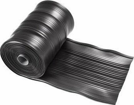 Zwarte rubberen rol met gestructureerd oppervlak, netjes opgerold met een glanzende afwerking.