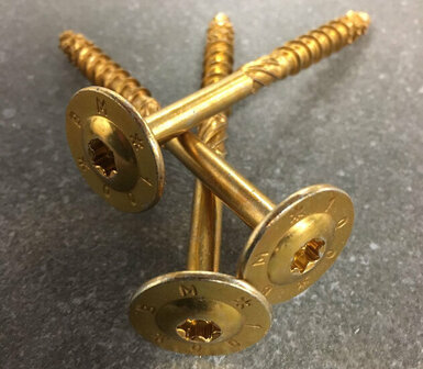 Drie gouden schroeven met een vrij gladde schacht en een ronde, platte kop liggen op een grijze ondergrond.