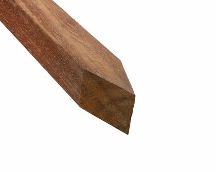 Houten paal met een scherpe, spitse punt en een ruwe, natuurlijke korrel.