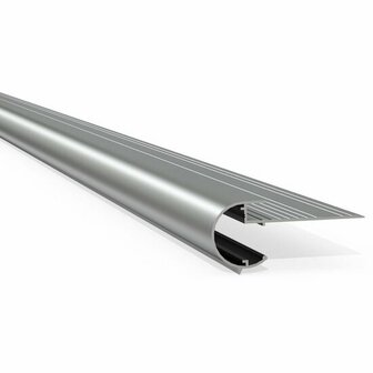 Gladde, zilverkleurige afwerking van een metalen profiel met een U-vormige uitsparing aan de onderkant en fijne lijnen aan de bovenkant.