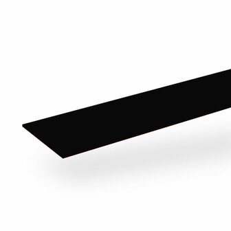 Zwarte, rechte plak met een gladde afwerking en een dunne structuur, hangt in de lucht met een schaduw eronder.