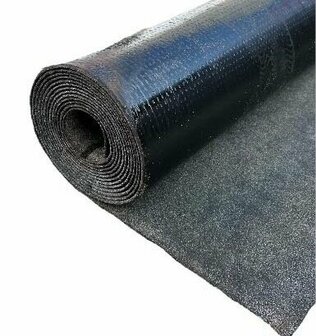 Zwart, glanzend kunststofmateriaal in een opgerolde vorm, met een duidelijk zichtbare stoflaag aan de onderkant.