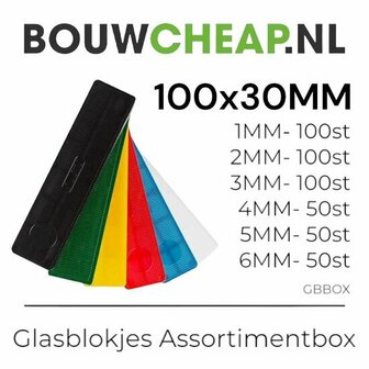 Een assortiment gekleurde plastic kammen in verschillende maten, met een duidelijke beschrijving van aantallen en diktes.