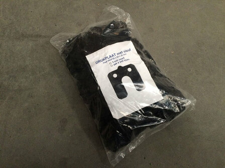 Zwarte drukplaat in doorzichtige plastic verpakking met een blanco label en een afbeelding van de drukplaat op de voorkant.