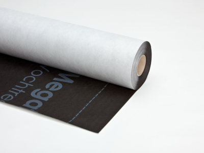 Een rol weerbestendig, grijs en zwart bouwmateriaal met duidelijk zichtbaar merklogo en textuur.