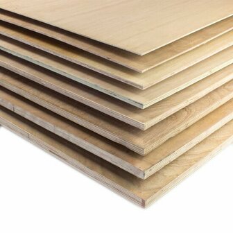 Stapels multiplexplaten met een lichte houtkleur, zichtbaar gestapeld van bovenaf met een gladde afwerking.