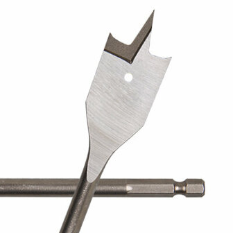 Een scherpe boor met een V-vormige punt en een ronde opening, gelegen op een metalen schacht met een hexagonale aansluiting.
