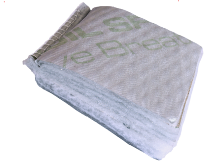 Een opgevouwen matras met een groene bedrukking en een gaasachtige afwerking aan de bovenkant.