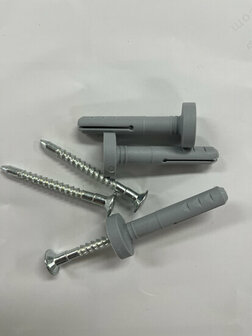 Grijze schroeven met metalen schroefdelen liggen op een witte achtergrond, enkele met plastic pluggen.