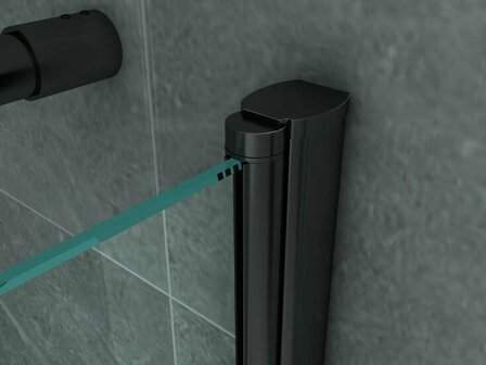 Zwart metalen wandaccessoire met een afgeronde bovenkant en een lichtblauwe kunststof strip eraan bevestigd.