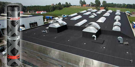 Zwart plat dak met glazen lichtstraten; op de voorgrond een rol dakbedekking met logo en tekst.