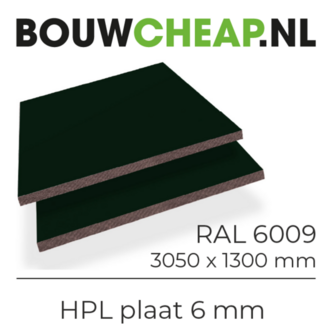 Groene HPL-plaat van 6 mm, RAL 6009, met afmetingen van 3050 x 1300 mm, gestapeld en op een lichte achtergrond.