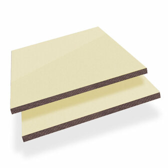 Twee gele, kunststof platen met een donkerbruine achterkant, strak op elkaar gestapeld in een lichte setting.