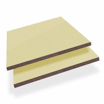Twee stapels lichtgele hardboard platen met een donkere rand, plat gestapeld en glanzend oppervlak.