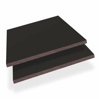 Twee zwarte platen met een gladde, glanzende afwerking en een grijze, gestructureerde onderkant in een schuin gestapelde compositie.