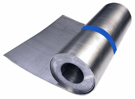 Glad, zilverachtig metalen rol met een blauwe band, omgeven door een vlakke gesneden strook van hetzelfde materiaal.