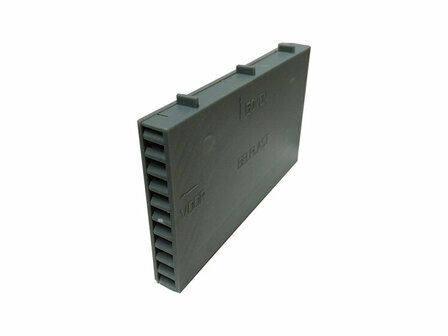 Grijze, rechthoekige kunststof component met luchtopeningen en inscripties aan de voorzijde, geplaatst in een lichte hoek.