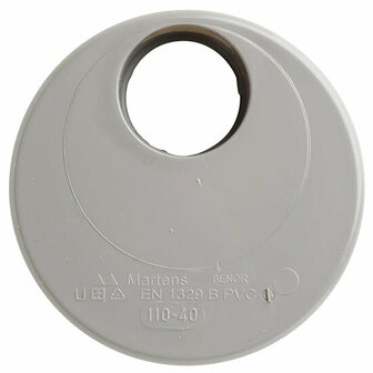 Grijze kunststof schijf met een centrale opening en tekst in relief aan de onderkant, inclusief het kenmerk EN 1329 B PVC.