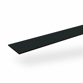 Zwarte rechthoekige plaat met een gladde afwerking, zwevend boven een witte achtergrond.