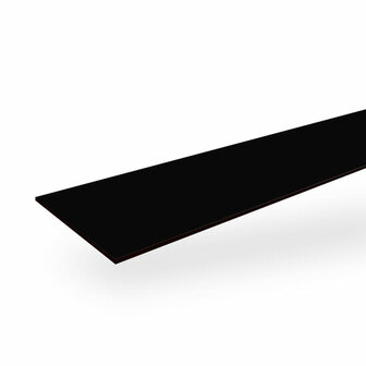 Zwarte, rechte plaat met een glanzende afwerking, zwevend met een schaduw eronder.