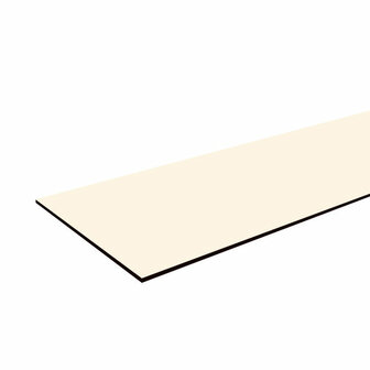 Strakke, lange witte plank met een dunne zwarte rand aan de onderzijde op een witte achtergrond.