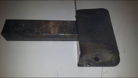 Zwarte metalen constructie met een rechthoekige vorm en een gladde, glimmende afwerking, links een brede voet.