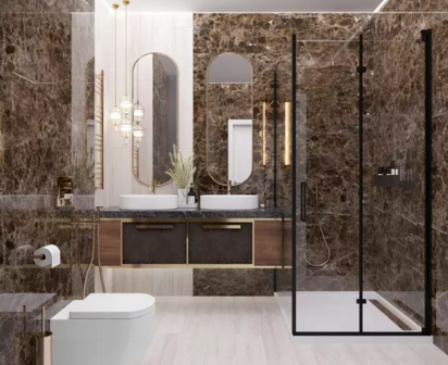 Moderne badkamer met marmeren wanden, houten kast, gouden accenten en een glazen douchecabine. Minimalistische uitstraling.