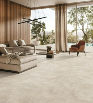 Lichte, marmeren vloer met een moderne bank en armstoel, grote ramen met uitzicht op natuur en een minimalistische lamp.