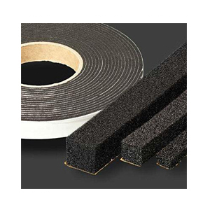 Zwarte, foamachtige tape op een rol en losse strips, met een gladde bovenkant en een kleeflaag aan de onderkant.