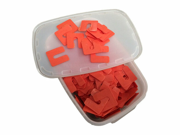 Transparante plastic doos met een deksel, gevuld met gele, rechthoekige, oranje clips.
