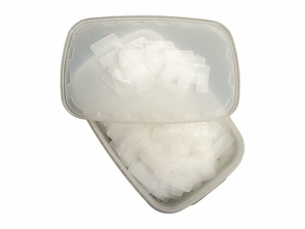 Transparante kunststof doos met een lichtgrijze deksel, gevuld met witte, plastic beugels.