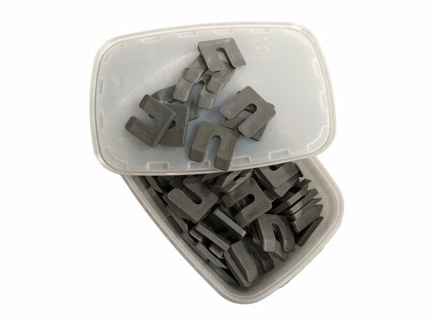 Grijze kunststof clips in een doorzichtige plastic doos, netjes georganiseerd en weergegeven vanuit een bovenaanzicht.