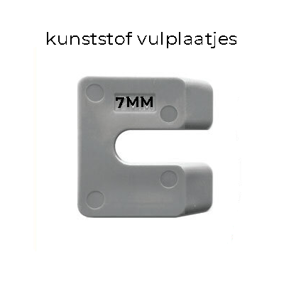 Grijze kunststof vulplaatje met een 'C'-vorm en gemarkeerd met de maat '7MM'.