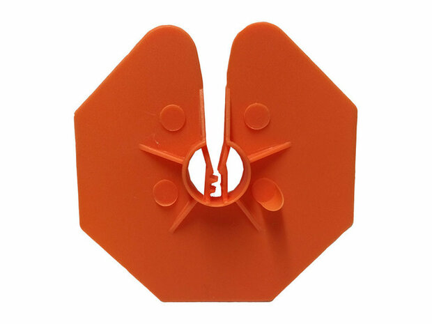 Oranje kunststof object met een hexagonale vorm en centrale opening, voorzien van ronde knoppen aan de zijkanten.